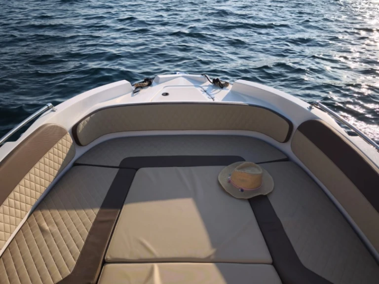 Hire Motorboat Nireus with a boat licence