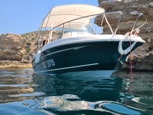 Hire Motorboat Jeanneau with a boat licence