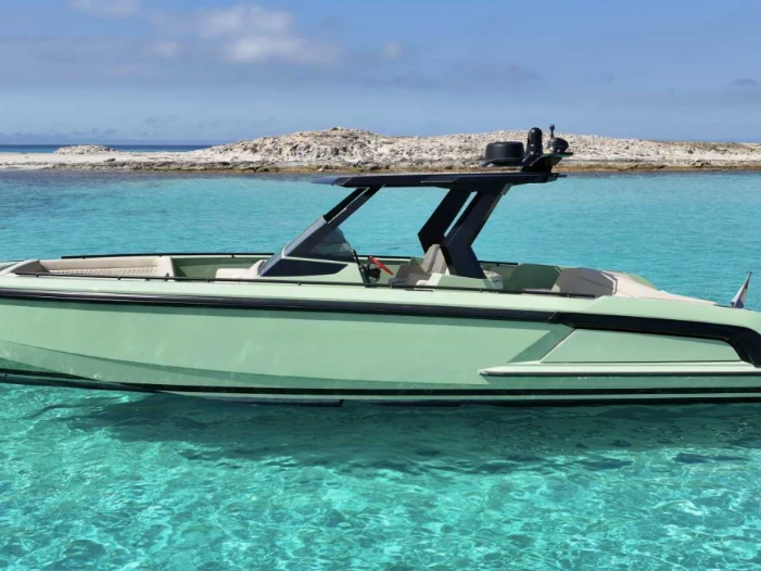 Hire Motorboat Vanquish with a boat licence