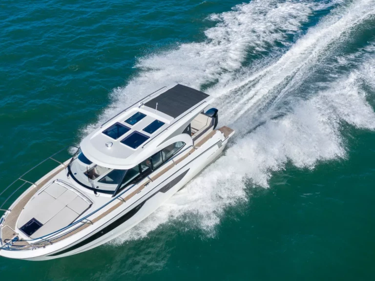 Hire a Bénéteau Antares 11 Mahé