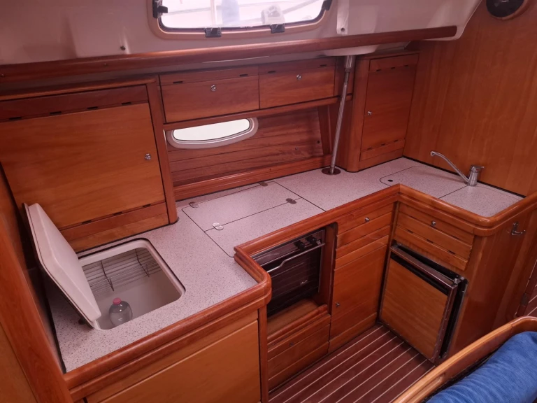 Charter a Bavaria Bavaria 42 Cruiser in Marina di Grosseto on Samboat