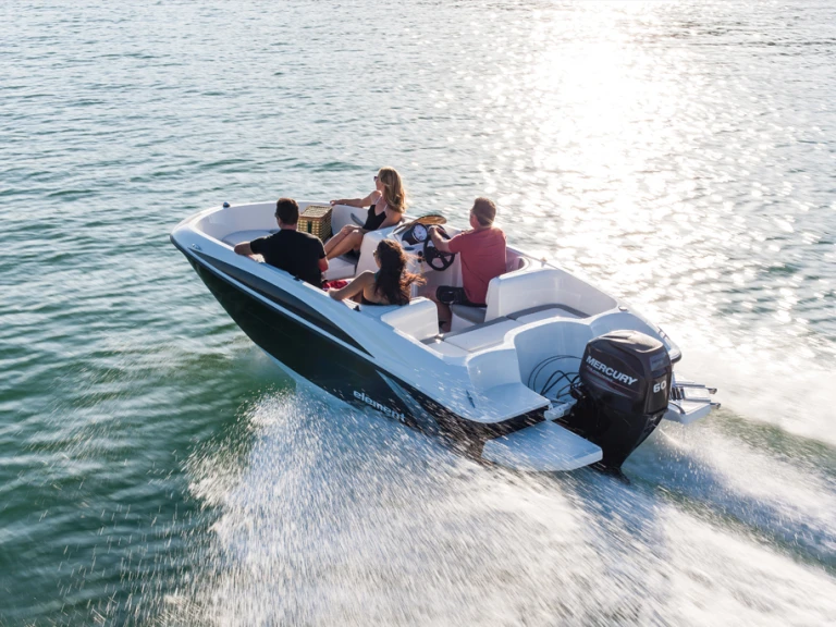Hire Motorboat Bayliner with a boat licence