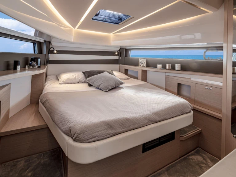 Yacht hire Juan-les-Pins cheap DB/37