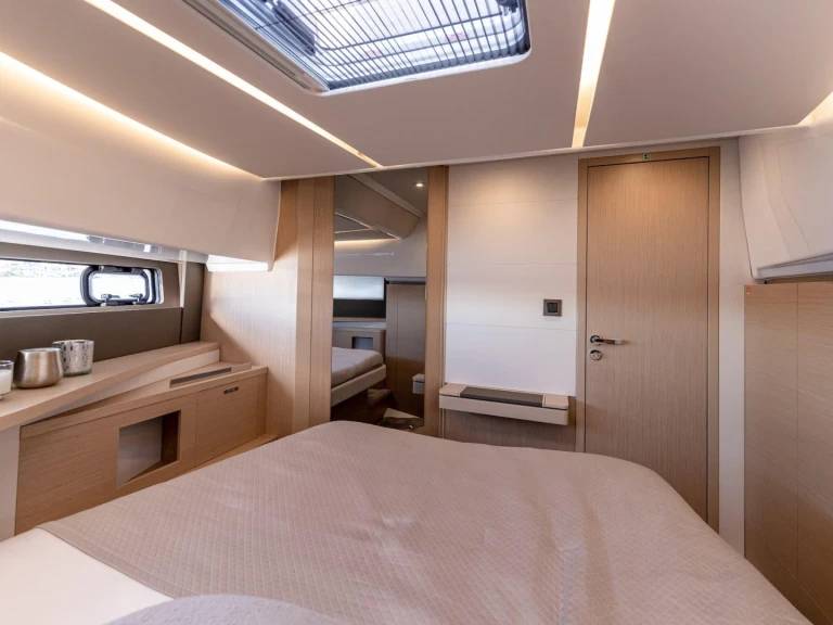 Luxury Yacht hire in Juan-les-Pins - Jeanneau DB/37