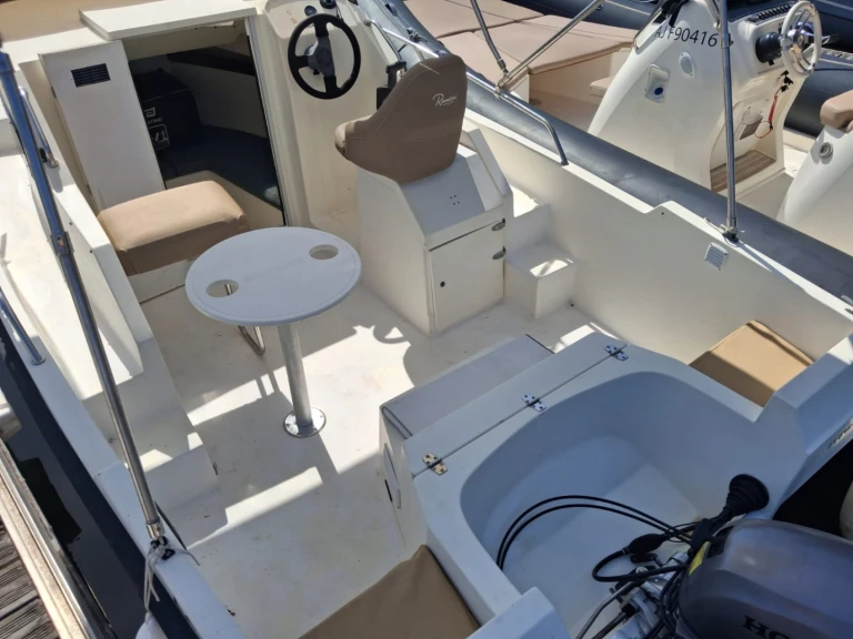 Charter a Riviera 505 in Sanguinet on Samboat