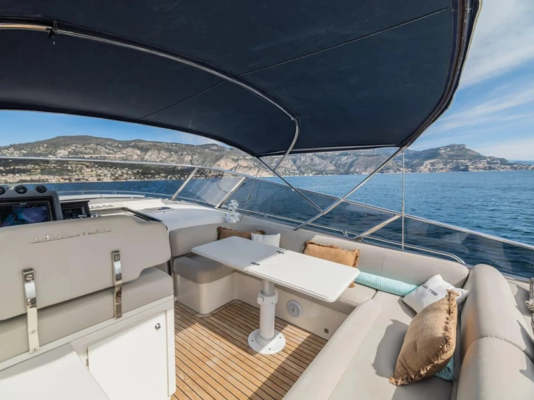 Hire Luxury Yacht Itama with a boat licence