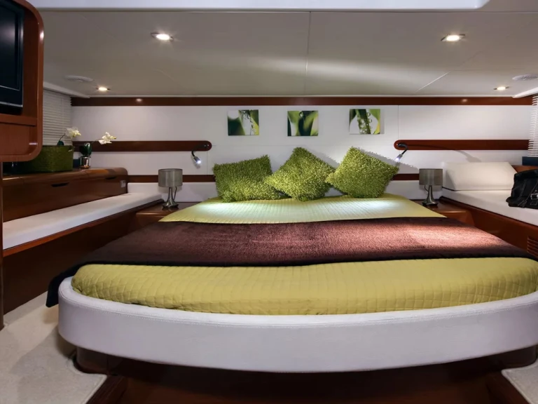 Hire Luxury Yacht with or without skipper Bénéteau Juan-les-Pins