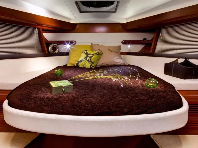 Hire Luxury Yacht Bénéteau with a boat licence