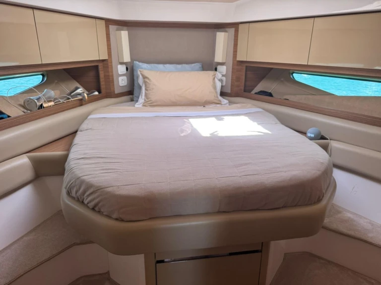 Hire Luxury Yacht with or without skipper Azimut Juan-les-Pins