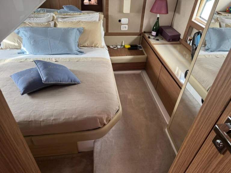 Hire Luxury Yacht Azimut with a boat licence