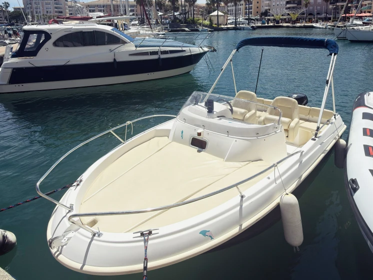 Motorboat to hire Port Fréjus at the best price