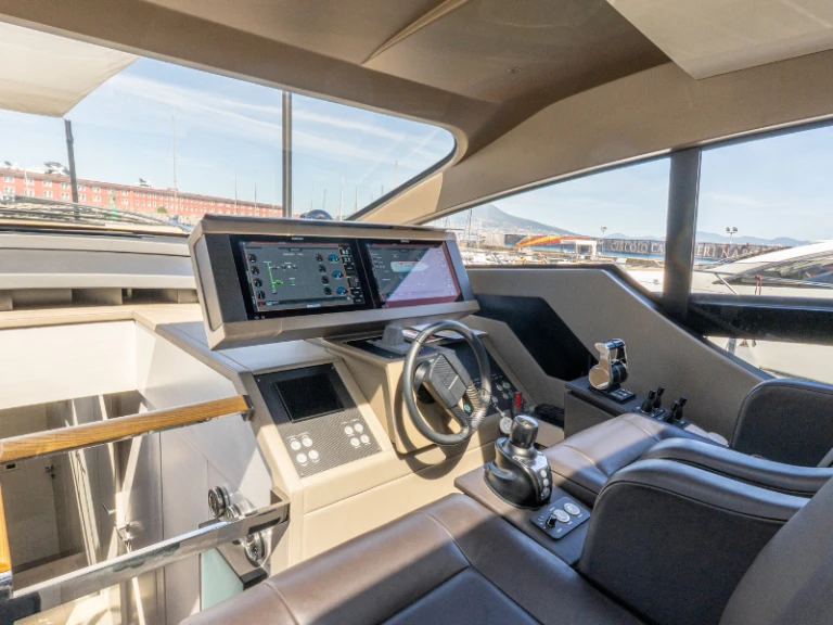 Charter a Pershing 7x in Naples on Samboat
