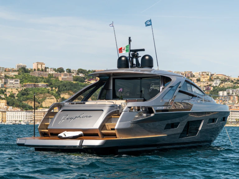 Hire Luxury Yacht Pershing with a boat licence