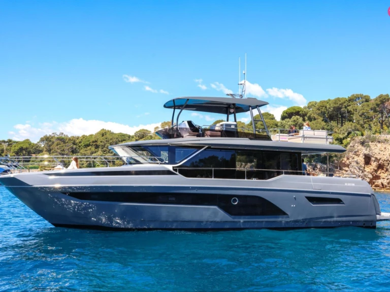 Hire Luxury Yacht Prestige Yachts with a boat licence