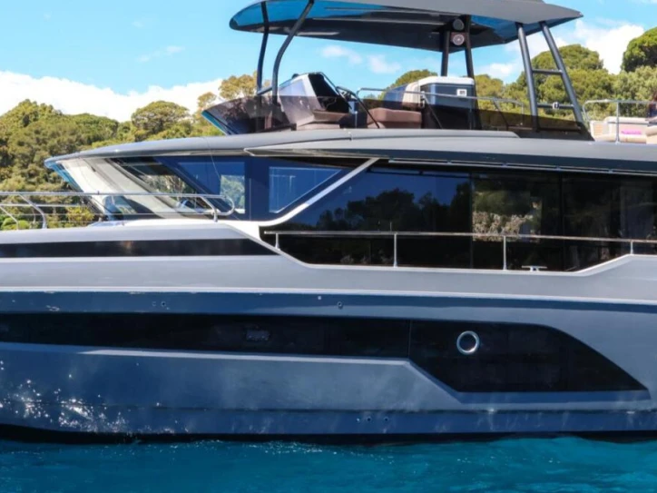 Luxury Yacht to hire Juan-les-Pins at the best price