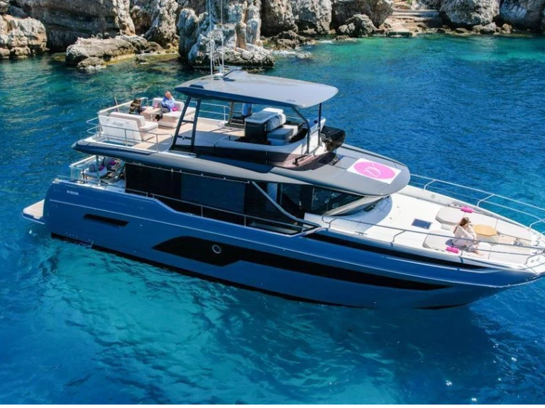 Yacht charter Juan-les-Pins - Prestige Yachts prestige X60 on SamBoat