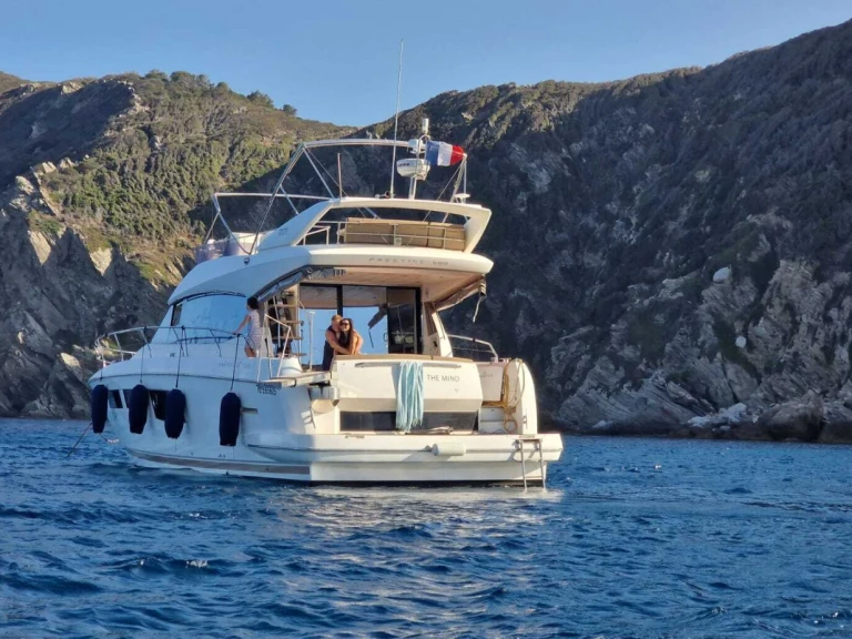 Charter a Prestige Yachts prestige 500 fly in Golfe-Juan on Samboat