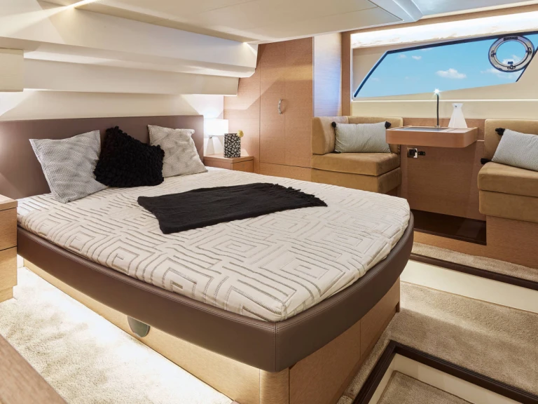 Hire Luxury Yacht with or without skipper Prestige Yachts Golfe-Juan