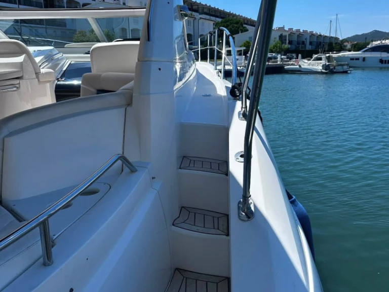 Hire Motorboat Sunseeker with a boat licence