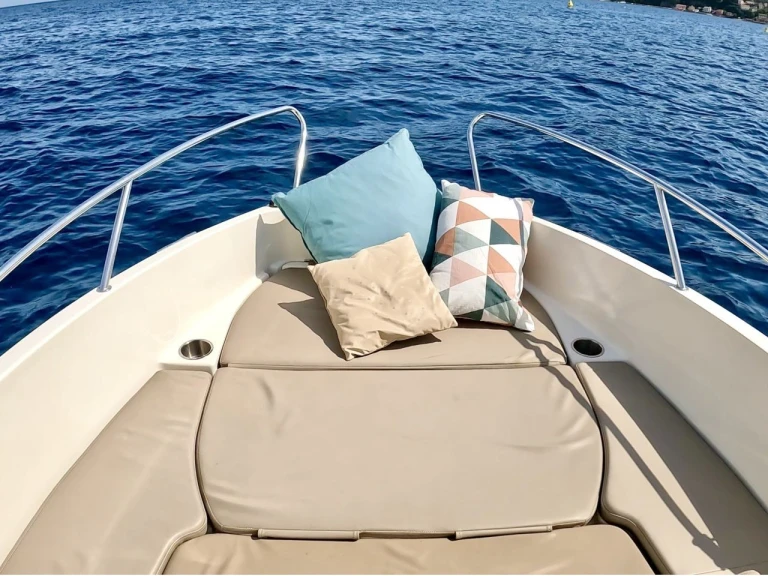 Hire Motorboat Quicksilver with a boat licence