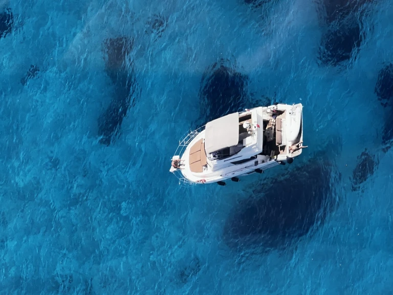 Yacht charter Antibes - Bavaria Virtess 420 Fly on SamBoat