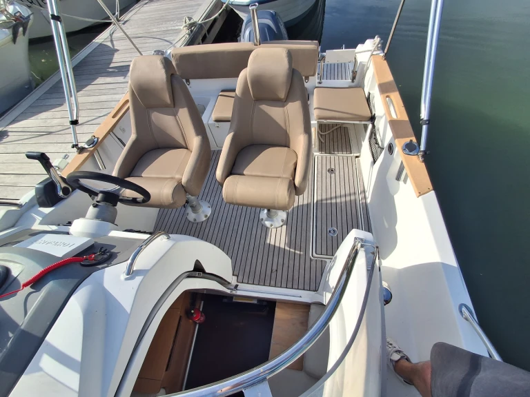 Hire Motorboat Jeanneau with a boat licence