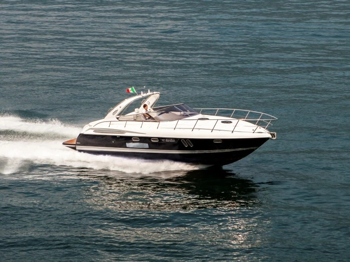 Hire Motorboat Airon with a boat licence