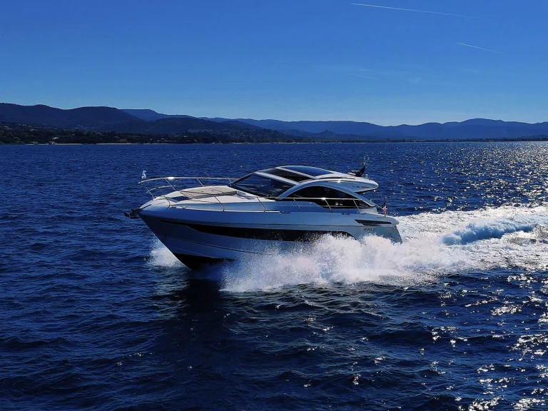 Luxury Yacht hire in Cogolin - Fairline Targa 45 Gran Turismo