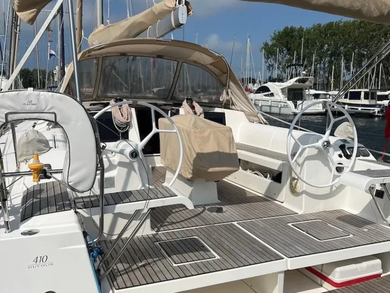 Yacht charter Larmor-Plage - Fountaine Pajot Dufour 410 on SamBoat
