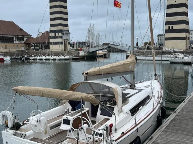Charter a Fountaine Pajot Dufour 410 in Larmor-Plage on Samboat