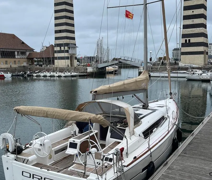 Charter a Fountaine Pajot Dufour 410 in Larmor-Plage on Samboat