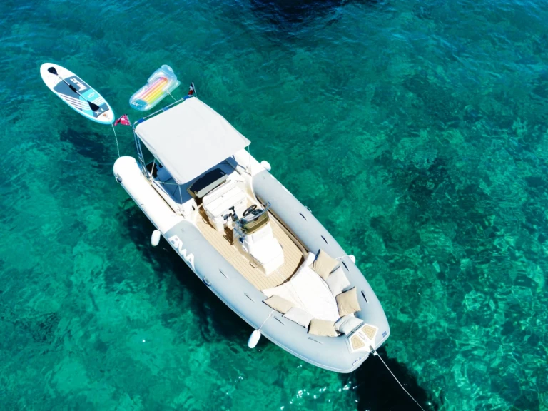 Hire Motorboat Bwa with a boat licence