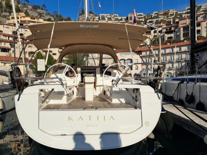 Sailboat to hire Arzon at the best price