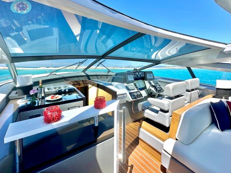 Hire Luxury Yacht Baia with a boat licence