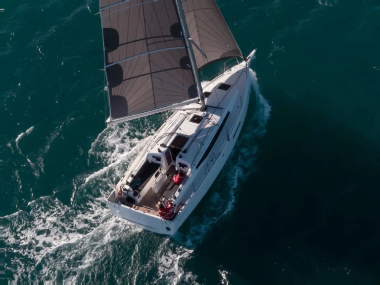 Yacht charter Hyères - Jeanneau Sun Odyssey 380 on SamBoat