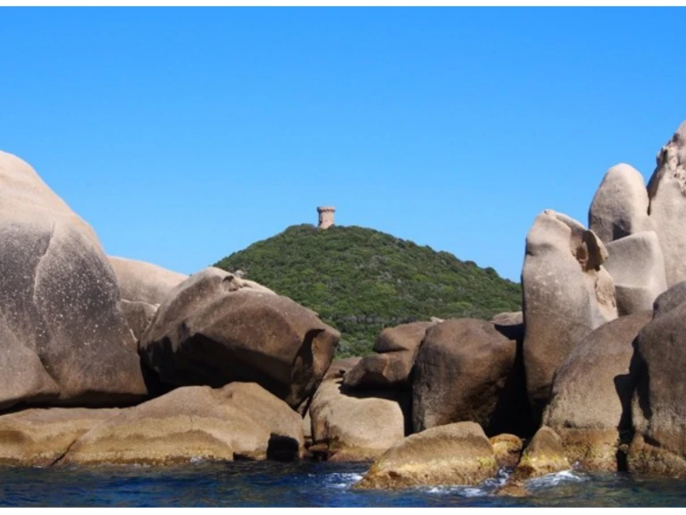 Hire a Fountaine Pajot Louisiane Ajaccio