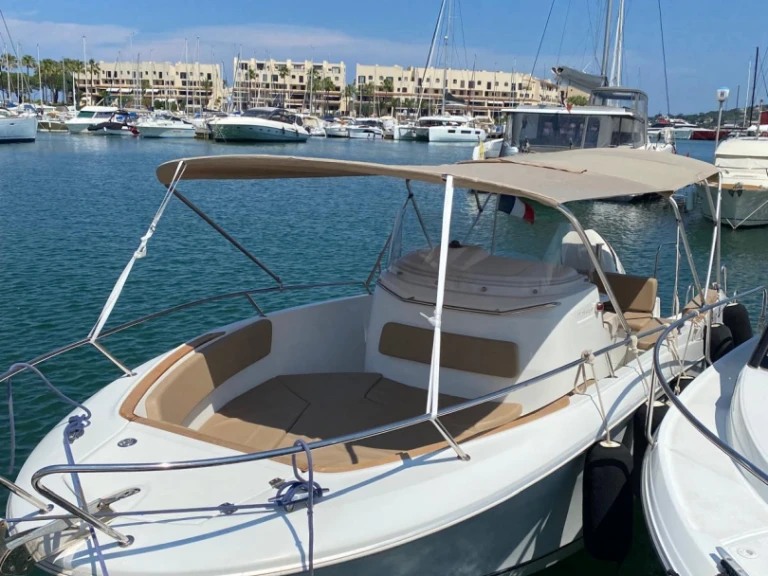 Yacht hire Saint-Tropez cheap Cap Camarat 7.5 Open