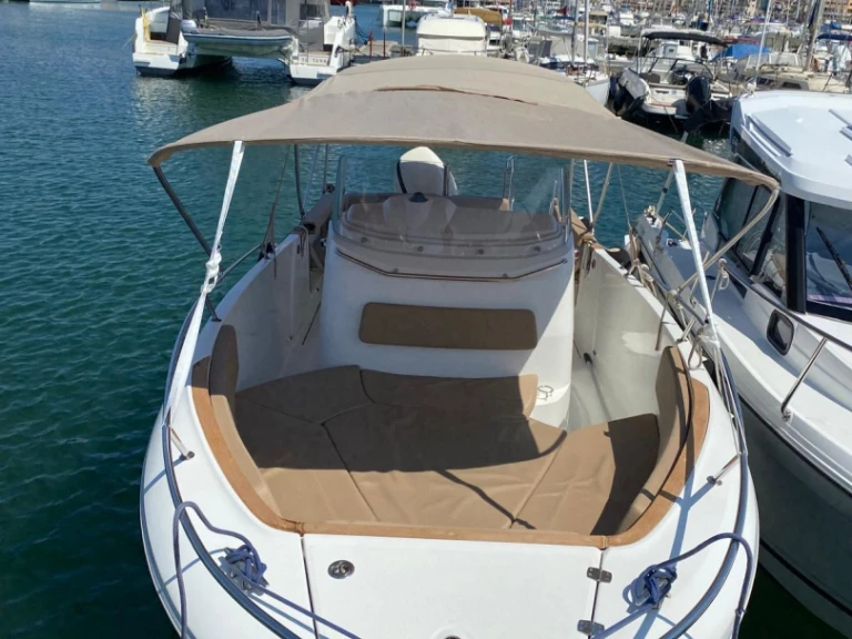 Hire Motorboat Jeanneau with a boat licence