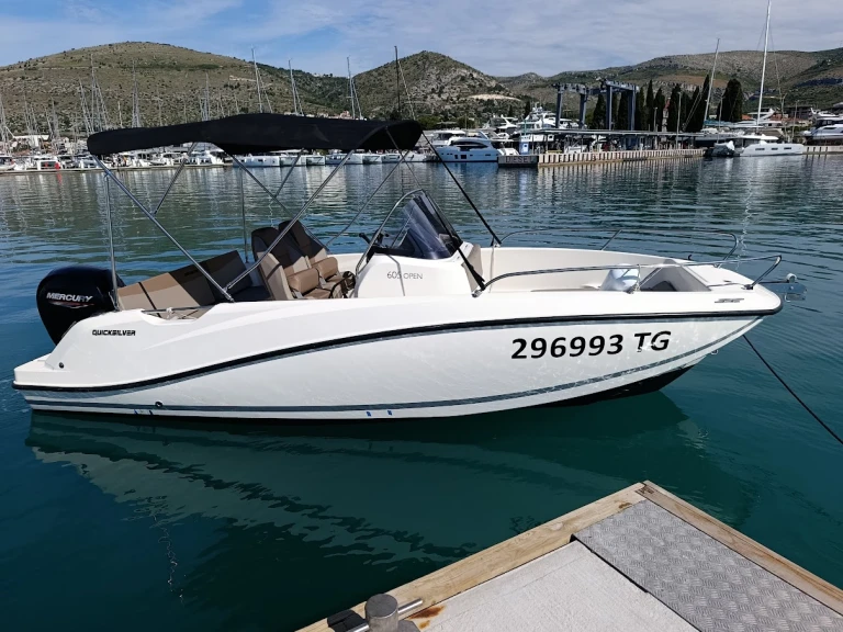 Hire Motorboat Quicksilver with a boat licence