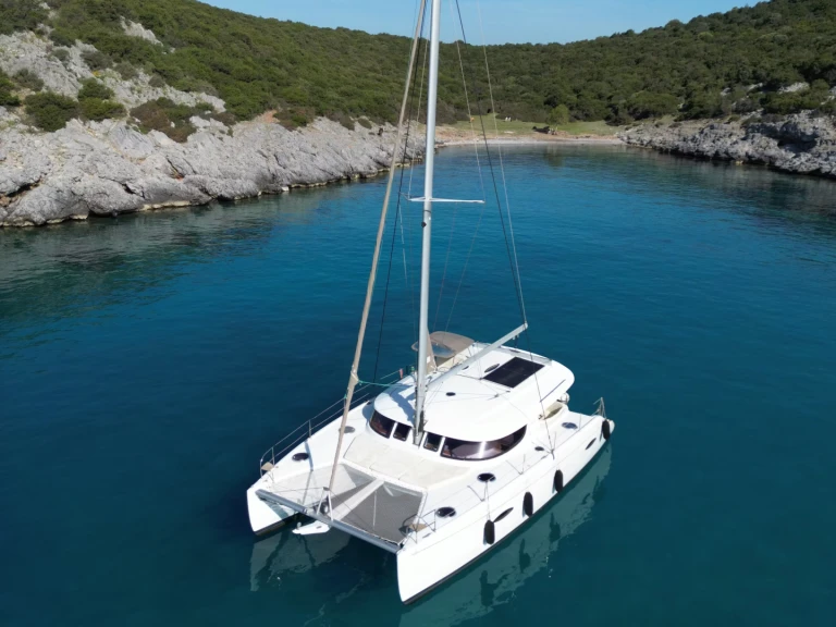 Hire Catamaran Fountaine Pajot with a boat licence