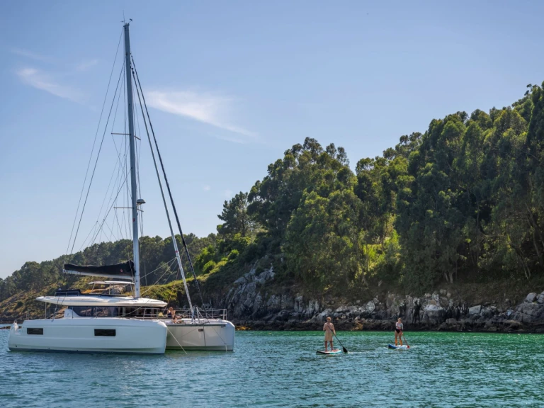 Yacht hire Eden Island cheap Lagoon 43