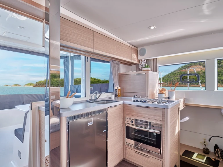 Charter a Lagoon Lagoon 40 in Eden Island on Samboat