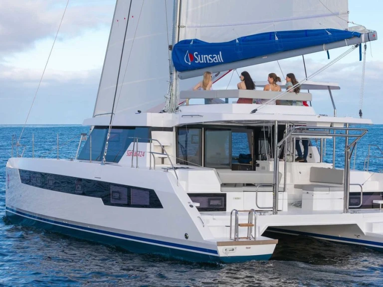 Hire Catamaran  with a boat licence