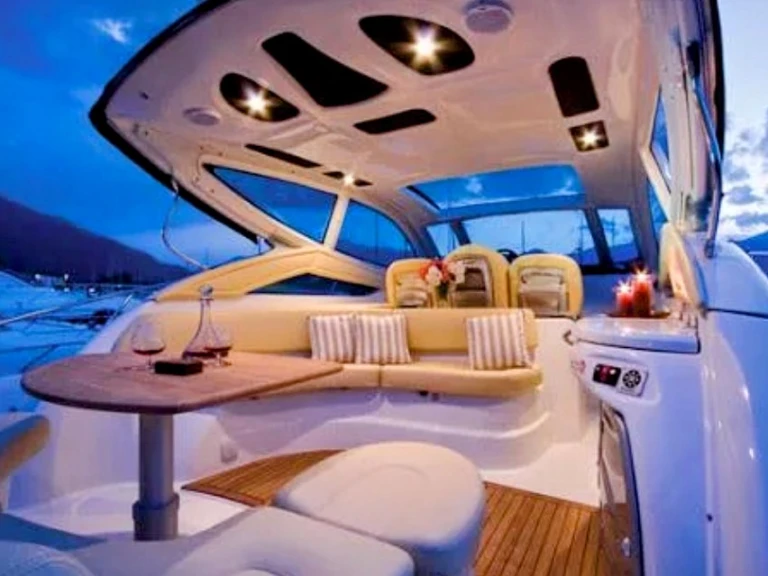 Hire Luxury Yacht Cranchi with a boat licence