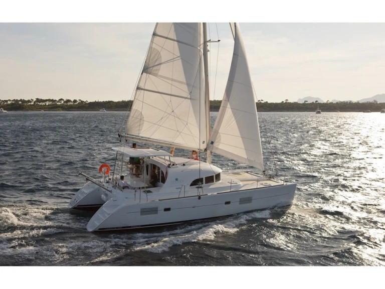 Catamaran to hire Hyères at the best price