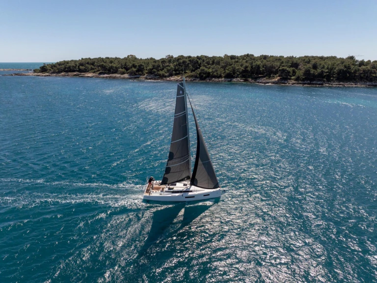 Charter a Jeanneau Sun Odyssey 350 in Road Town on Samboat