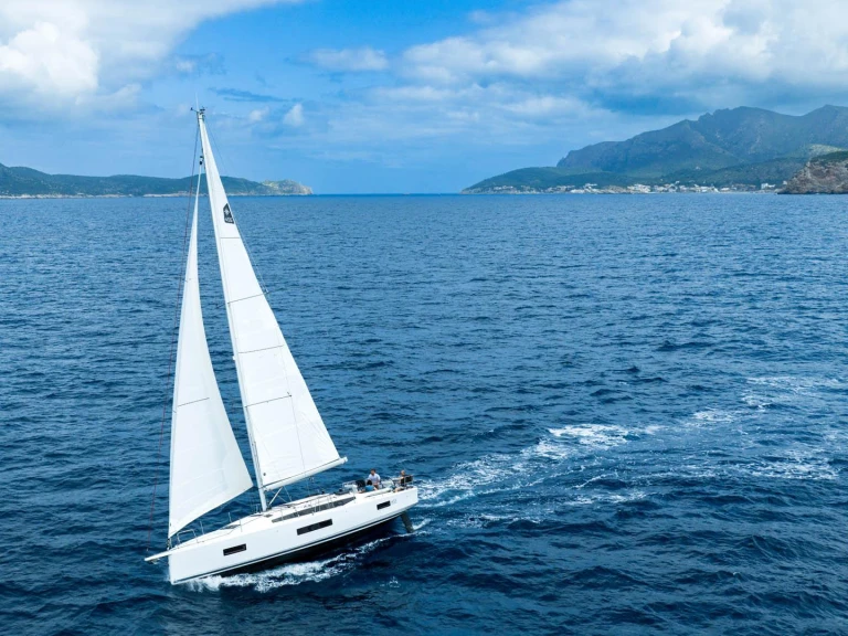Hire Sailboat Jeanneau with a boat licence