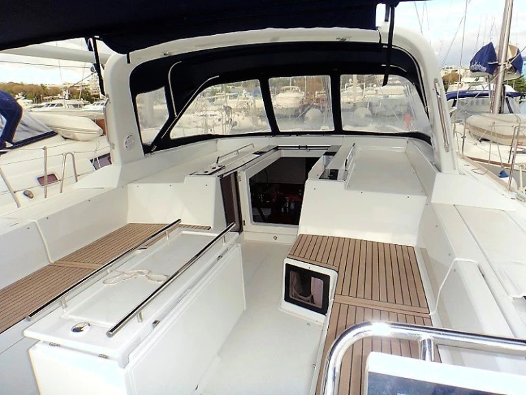 Yacht charter Lávrio - Bénéteau Oceanis 55 on SamBoat