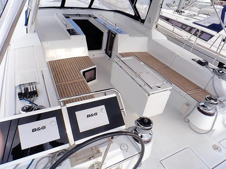 Hire a Bénéteau Oceanis 55 Lávrio