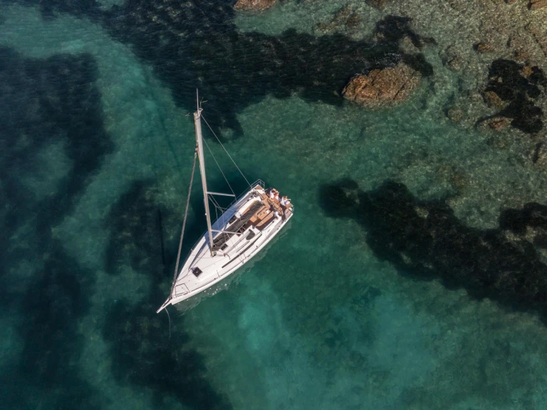 Charter a Jeanneau Sun Odyssey 350 in Road Town on Samboat